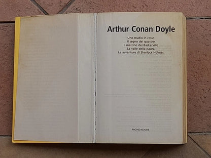 UNO STUDIO IN ROSSO - IL SEGNO DEI QUATTRO - IL MASTINO DEI BASKERVILLE - LA VALLE DELLA PAURA - LE AVVENTURE DI SHERLOCK HOLMES. COLLANA: I CLASSICI DEL GIALLO 2. ARTHUR CONAN DOYLE. MONDADORI EDITORE. RISTAMPA 2007.
