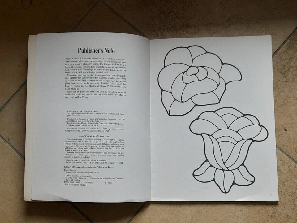 SUNCATCHERS STAINED GLASS PATTERN BOOK. CONNIE EATON. 120 DESIGNS. DOVER PUBLICATIONS, INC., NEW YORK. 1° EDIZIONE 1987.