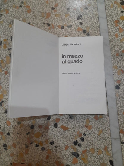 IN MEZZO AL GUADO. GIORGIO NAPOLITANO. EDITORI RIUNITI. COLLANA: POLITICA 15. 1° EDIZIONE 1979.