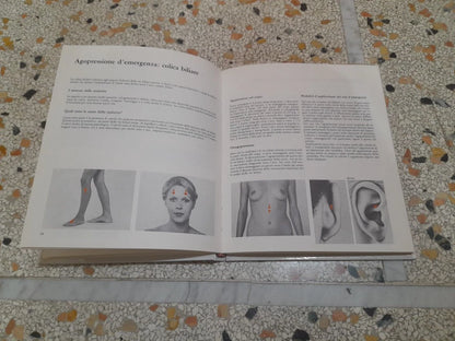 AGOPRESSIONE. COME COMBATTERE DA SOLI MALATTIE, DISFUNZIONI, PICCOLI E GRANDI DISTURBI DI OGNI GENERE. FRANK. R. BAHR. 1° EDIZIONE 1979.