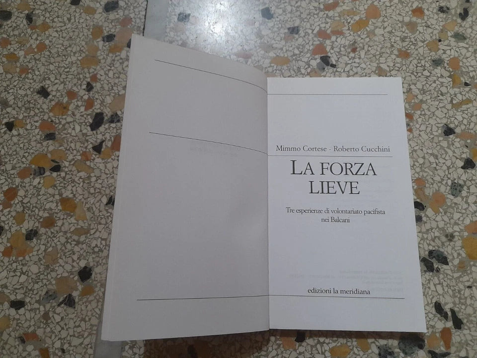 LA FORZA LIEVE. TRE ESPERIENZE DI VOLONTARIATO PACIFISTA NEI BALCANI. AA.VV. RISTAMPA 2001. EDIZIONI LA MERIDIANA. COLLANA: PACEINSIEME...ALLE RADICI DELL'ERBA.