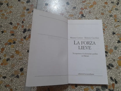 LA FORZA LIEVE. TRE ESPERIENZE DI VOLONTARIATO PACIFISTA NEI BALCANI. AA.VV. RISTAMPA 2001. EDIZIONI LA MERIDIANA. COLLANA: PACEINSIEME...ALLE RADICI DELL'ERBA.