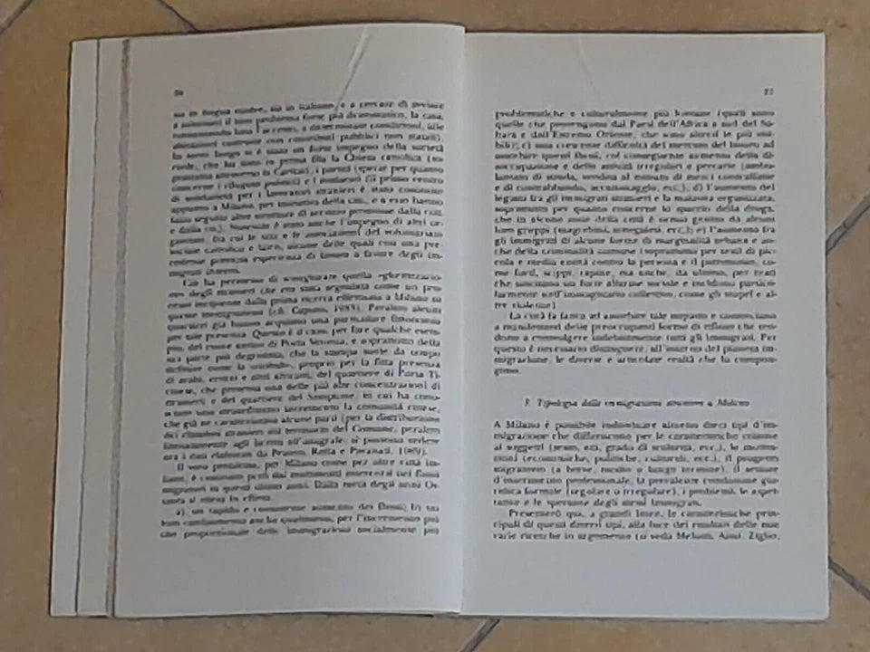 I COLORI DELL'INFANZIA. BAMBINI STRANIERI NEI SERVIZI EDUCATIVI. AA.VV. GUERINI E ASSOCIATI EDITORI. COLLANA: DIMENSIONI EDUCATIVE 4. 1° EDIZIONE  1990.