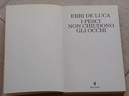 I PESCI NON CHIUDONO GLI OCCHI. ERRI DE LUCA. FELTRINELLI EDITORE. 1° EDIZIONE NE "I NARRATORI" 2011. COLLANA: I NARRATORI / FELTRINELLI.