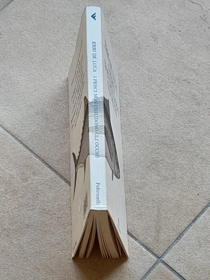 I PESCI NON CHIUDONO GLI OCCHI. ERRI DE LUCA. FELTRINELLI EDITORE. 1° EDIZIONE NE "I NARRATORI" 2011. COLLANA: I NARRATORI / FELTRINELLI.