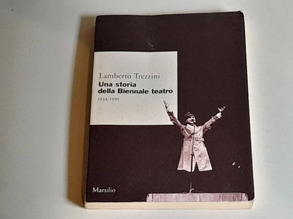UNA STORIA DELLA BIENNALE TEATRO. 1934-1995. LAMBERTO TREZZINI. MARSILIO EDITORI. COLLANA: RICERCHE. RISTAMPA 1999.