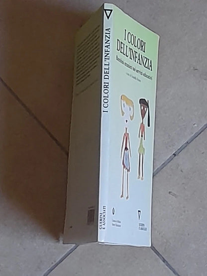 I COLORI DELL'INFANZIA. BAMBINI STRANIERI NEI SERVIZI EDUCATIVI. AA.VV. GUERINI E ASSOCIATI EDITORI. COLLANA: DIMENSIONI EDUCATIVE 4. 1° EDIZIONE  1990.