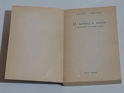DI FARMACI SI MUORE. L'INQUINAMENTO DA FARMACI IN ITALIA. SERGIO SCARPA - LAURA CHITI.. EDITORI RIUNITI. 1° EDIZIONE 1975. COLLANA: VENTESIMO SECOLO 30.