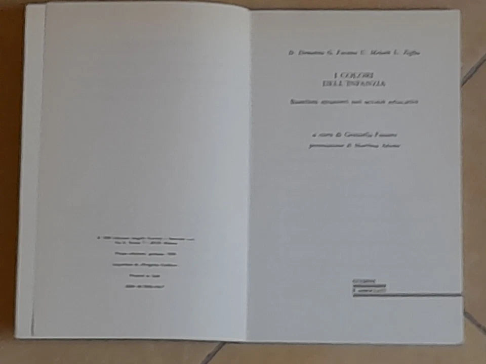 I COLORI DELL'INFANZIA. BAMBINI STRANIERI NEI SERVIZI EDUCATIVI. AA.VV. GUERINI E ASSOCIATI EDITORI. COLLANA: DIMENSIONI EDUCATIVE 4. 1° EDIZIONE  1990.