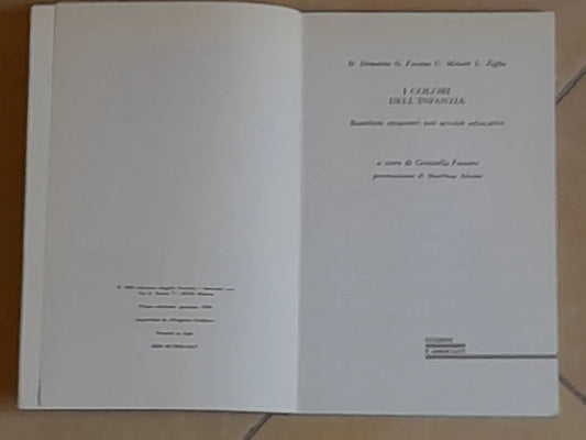 I COLORI DELL'INFANZIA. BAMBINI STRANIERI NEI SERVIZI EDUCATIVI. AA.VV. GUERINI E ASSOCIATI EDITORI. COLLANA: DIMENSIONI EDUCATIVE 4. 1° EDIZIONE  1990.
