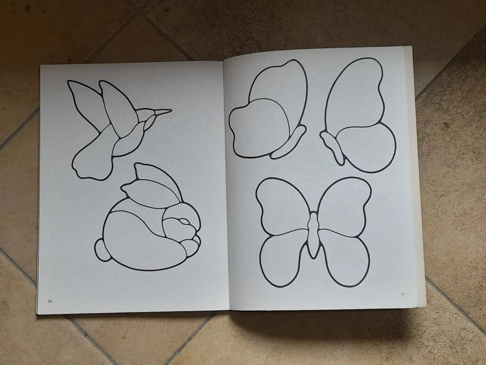 SUNCATCHERS STAINED GLASS PATTERN BOOK. CONNIE EATON. 120 DESIGNS. DOVER PUBLICATIONS, INC., NEW YORK. 1° EDIZIONE 1987.