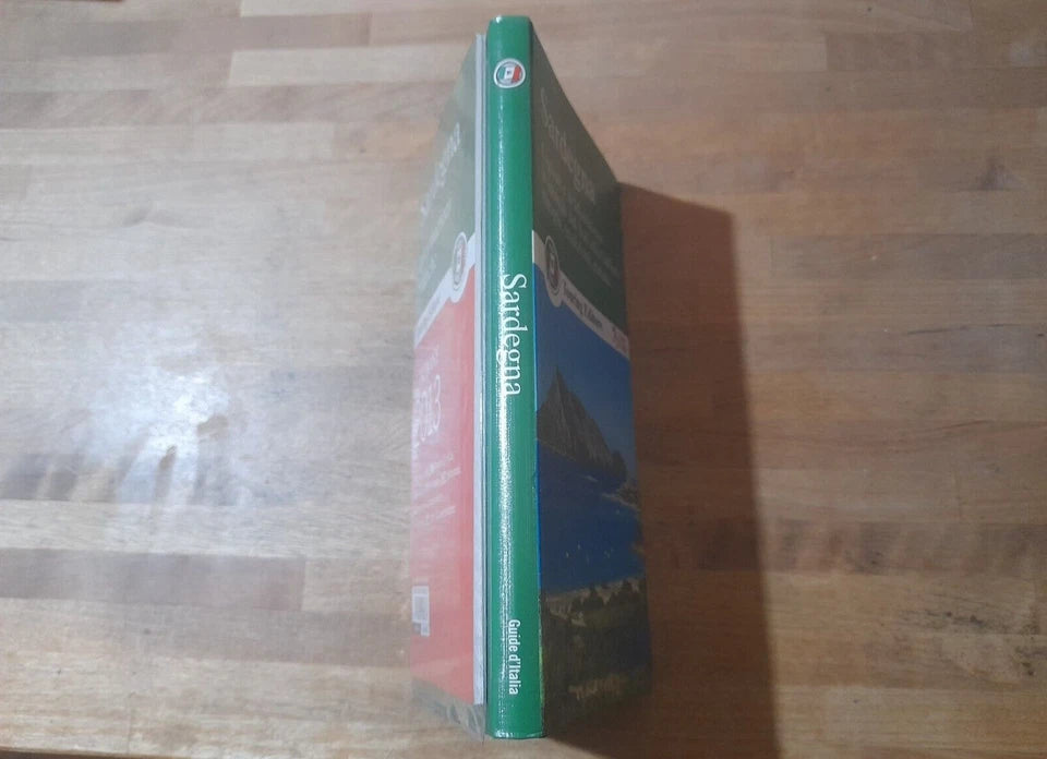 SARDEGNA. CAGLIARI E LA MADDALENA LE SPIAGGE DAL SUD ALLA GALLURA NURAGHI, TRADIZIONI, NATURA. AA.VV. TOURING EDITORE, 2013. COLLANA: GUIDE VERDI D'ITALIA.