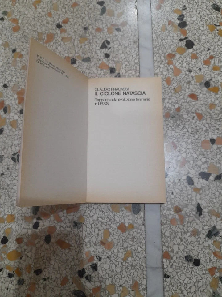IL CICLONE NATASCIA. CLAUDIO FRACASSI. DE DONATO EDITORE. RISTAMPA 1975. COLLANA: "ATTI" 39.