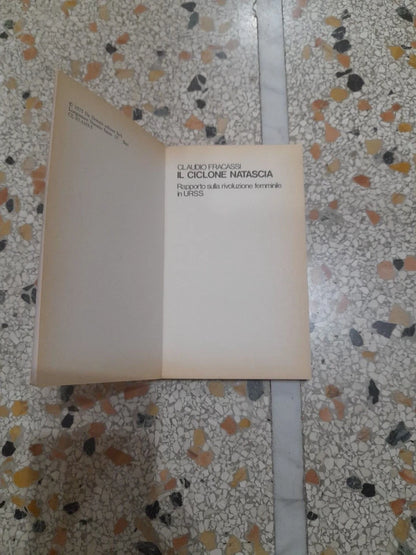 IL CICLONE NATASCIA. CLAUDIO FRACASSI. DE DONATO EDITORE. RISTAMPA 1975. COLLANA: "ATTI" 39.