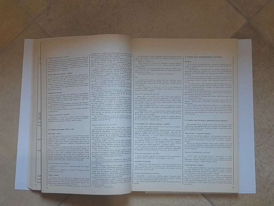 UN SISTEMA EDILIZIO PER LA SCUOLA SECONDARIA SUPERIORE. EDIZIONI LUIGI PARMA. 1° EDIZIONE 1980. COLLANA: SAIE. AA.VV.