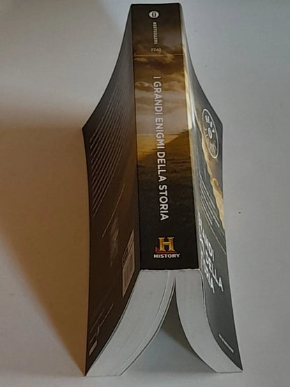 I GRANDI ENIGMI DELLA STORIA. HISTORY CHANNEL. MONDADORI EDITORE. COLLANA: OSCAR BESTSELLERS 2265. RISTAMPA 2013.