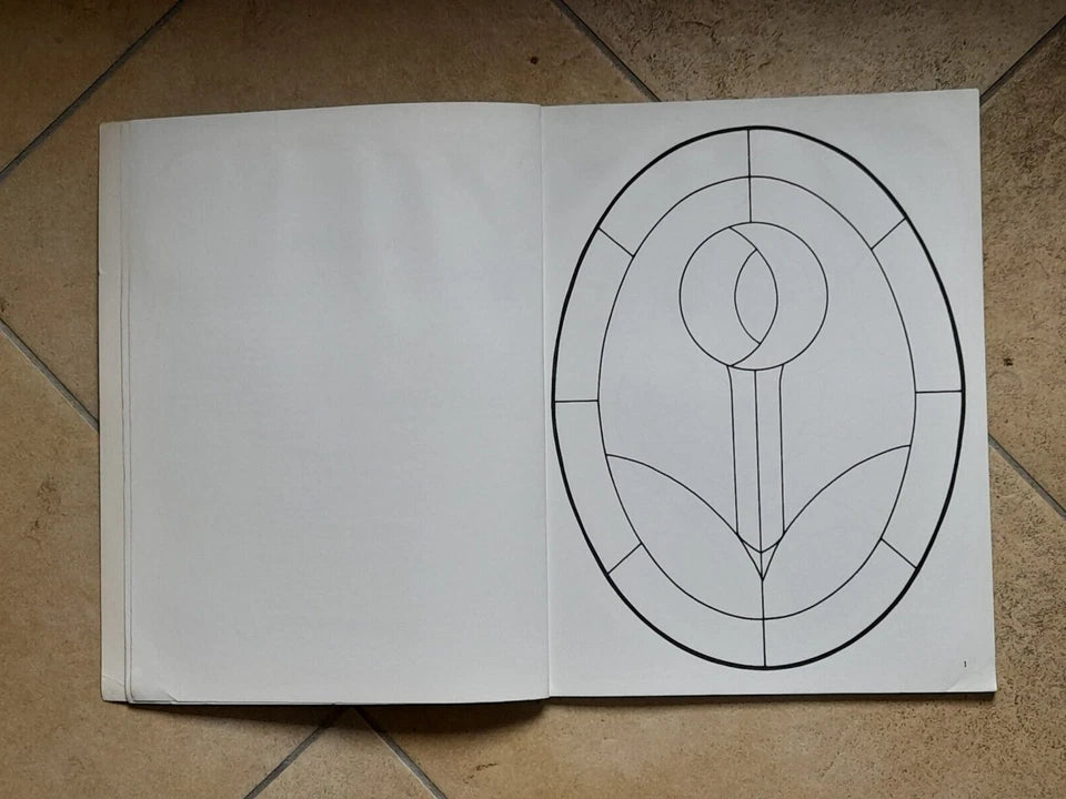OVAL STAINED GLASS PATTERN BOOK. 60 FULL- PAGE DESIGNS. CONNIE EATON. DOVER PUBLICATIONS, INC., NEW YORK. 1° EDIZIONE 1975.