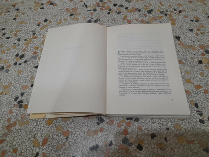 ARCHITETTURA E DECORAZIONI NELLE CHIESE DI MILANO. EVA TEA. A CURA DEL BANCO AMBROSIANO. EDIZIONE FUORI COMMERCIO 1952.