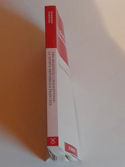 UNA SPLENDIDA CINQUANTENNE: LA QUINTA REPUBBLICA FRANCESE. GIANFRANCO PASQUINO  -  SOFIA VENTURA. SOCIETA' EDITRICE IL MULINO. COLLANA: PERCORSI. 1° EDIZIONE 2010.