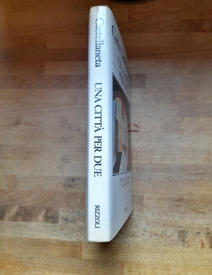 UNA CITTA' PER DUE. CARLO CASTELLANETA. RIZZOLI EDITORE. 1° EDIZIONE 1981. 12 CITTA' DA VISITARE  E DA AMARE INSIEME..