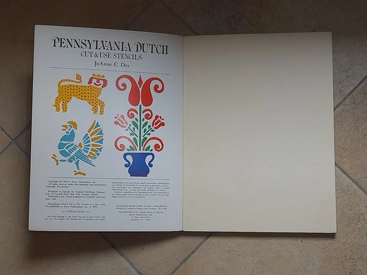 PENNSYLVANIA DUTCH CUT & USE STENCILS. JOANNE C. DAY. 47 FULL-SIZE STENCILS. DOVER PUBLICATIONS, INC., NEW YORK.  1° EDIZIONE ORIGINALE IN LINGUA INGLESE, GIUGNO 1975.