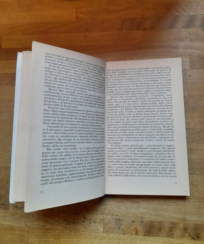 E' TUTTO GRASSO CHE VOLA. ELOGIO DELL'OPULENZA. RICHARD KLEIN. FELTRINELLI EDITORE. COLLANA: UNIVERSALE ECONOMICA FELTRINELLI 1484.  1° EDIZIONE 1998.