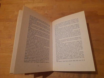 LO YORKSHIRE TERRIER. GIULIANA AZZIMONTI. DE VECCHI EDITORE, 1988. ORIGINE, STANDARD, ALIMENTAZIONE, EDUCAZIONE, IGIENE ED ESTETICA, MALATTIE E CURE, PSICOLOGIA.