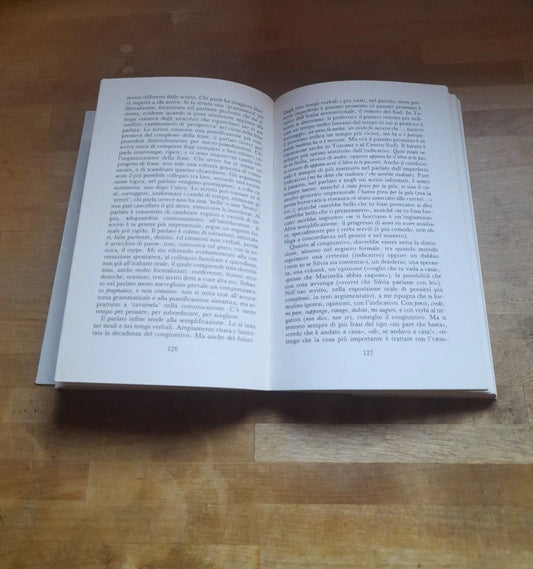 ITALIANO. L'ANTICO E IL NUOVO IL MOVIMENTO LE VARIETA' E I PROBLEMI NELL'ITALIANO DI OGGI. GIAN LUIGI BECCARIA. GARZANTI EDITORE. COLLANA: SAGGI BLU. 1° EDIZIONE 1988.