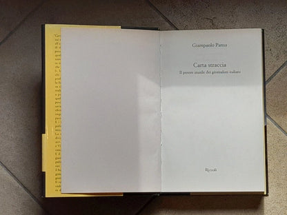 CARTA STRACCIA. IL POTERE INUTILE DEI GIORNALISTI ITALIANI. GIAMPAOLO PANSA. RIZZOLI EDITORE. 1° EDIZIONE 2011. COLLANA: RIZZOLI BEST.