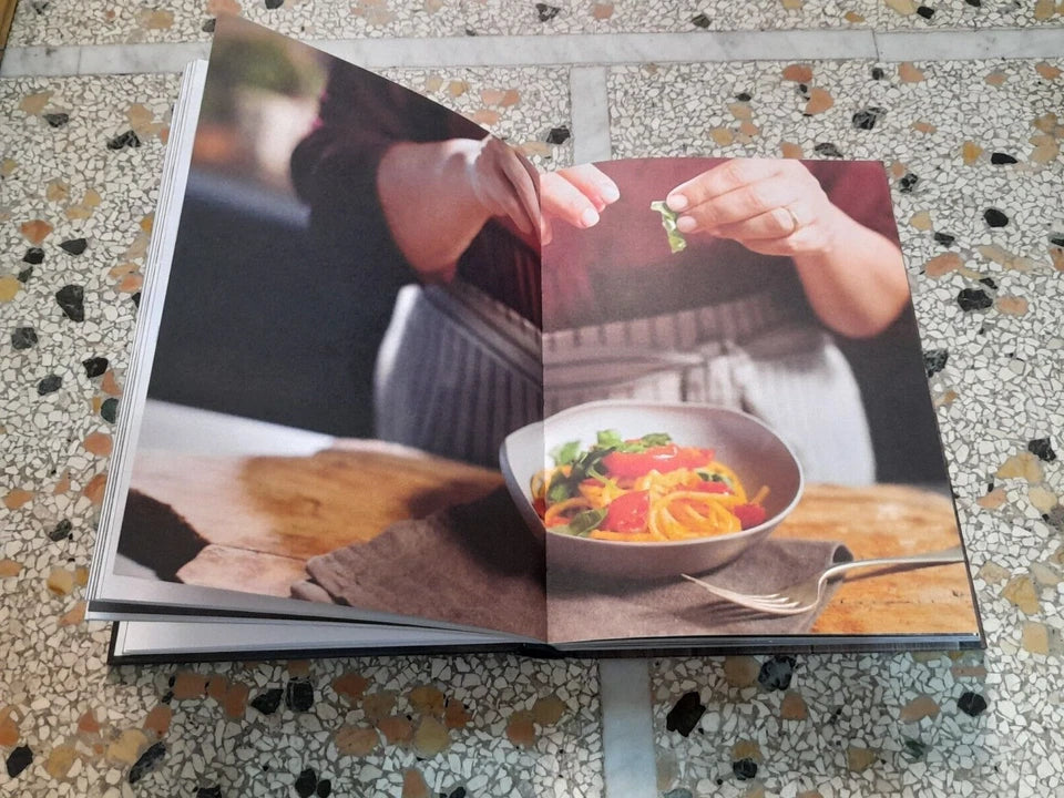 LA CUCINA FELICE. LE MIE 76 RICETTE PER STARE BENE. ANGELA FRENDA. RIZZOLI EDITORE. 1° EDIZIONE 2016.