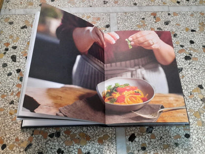 LA CUCINA FELICE. LE MIE 76 RICETTE PER STARE BENE. ANGELA FRENDA. RIZZOLI EDITORE. 1° EDIZIONE 2016.