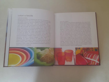 TAVOLE A COLORI. IDEE E RICETTE PER RENDERE UNICA LA TUA TAVOLA. AA.VV. FOOD EDITORE. 1° EDIZIONE 2007.  COLLANA: TUTTI GUSTI.
