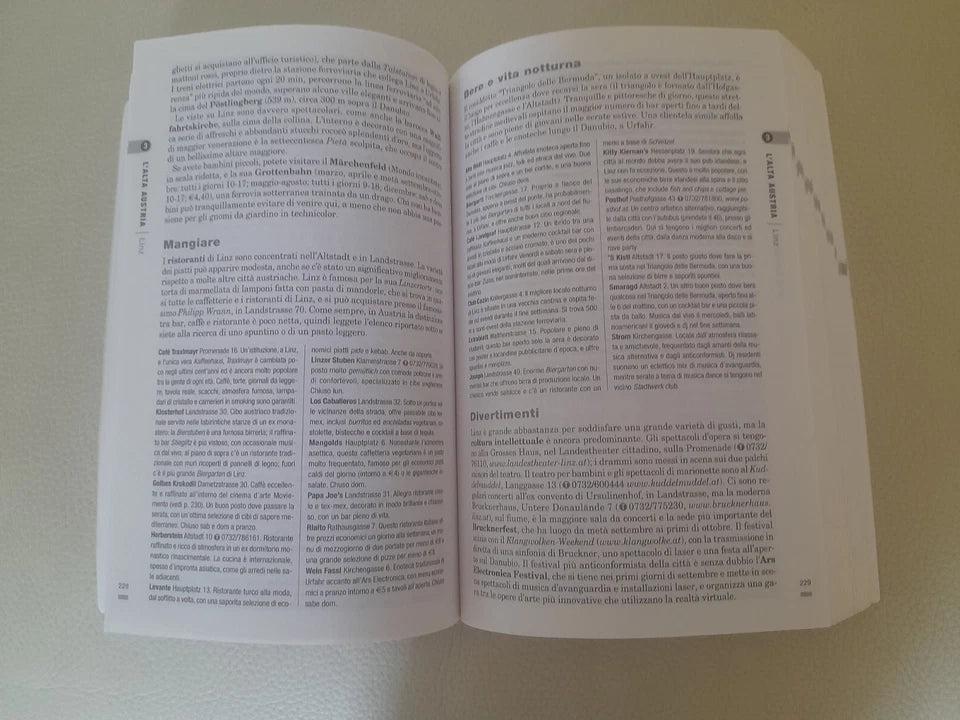 AUSTRIA. THE ROUGH GUIDE. JONATHAN BOUSFIELF - ROB HUMPHREYS. 2° EDIZIONE VALLARDI VIAGGI 2008. COLLANA: ROUGH GUIDES.