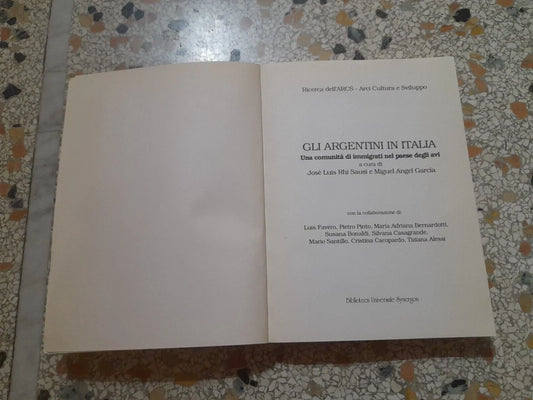 GLI ARGENTINI IN ITALIA. A CURA DI JOSE' LUIS RHI SAUSI E MIGUEL ANGEL GARCIA. BIBLIOTECA UNIVERSALE SYNERGON. COLLANA: RICERCA DELL'ARCS - ARCI CULTURA E SVILUPPO. 1° EDIZIONE 1992.