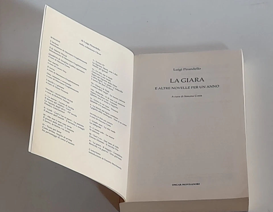 LA GIARA E ALTRE NOVELLE PER UN ANNO. LUIGI PIRANDELLO. OSCAR MONDADORI EDITORE. COLLANA: OSCAR CLASSICI MODERNI 238. RISTAMPA 2011.