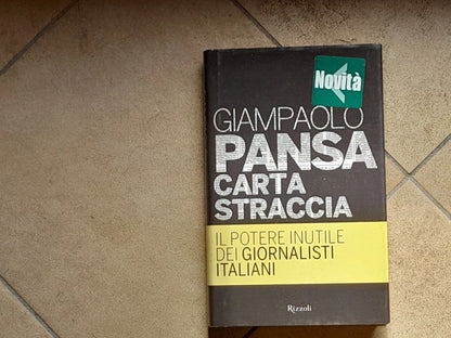 CARTA STRACCIA. IL POTERE INUTILE DEI GIORNALISTI ITALIANI. GIAMPAOLO PANSA. RIZZOLI EDITORE. 1° EDIZIONE 2011. COLLANA: RIZZOLI BEST.