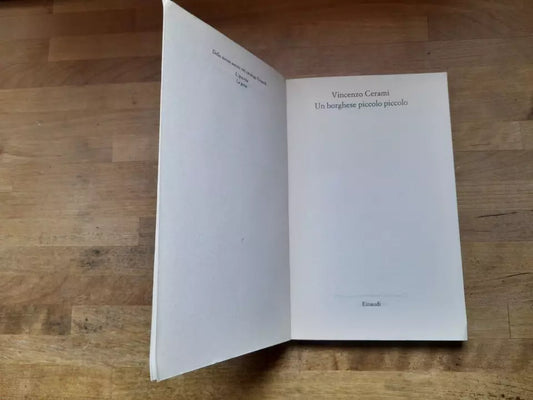 UN BORGHESE PICCOLO PICCOLO. VINCENZO CERAMI. 1° EDIZIONE 1995. EINAUDI EDITORE. COLLANA: EINAUDI TASCABILI 252 LETTERATURA.