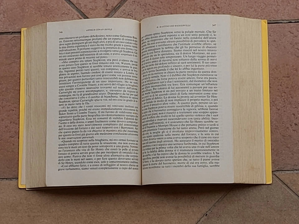 UNO STUDIO IN ROSSO - IL SEGNO DEI QUATTRO - IL MASTINO DEI BASKERVILLE - LA VALLE DELLA PAURA - LE AVVENTURE DI SHERLOCK HOLMES. COLLANA: I CLASSICI DEL GIALLO 2. ARTHUR CONAN DOYLE. MONDADORI EDITORE. RISTAMPA 2007.