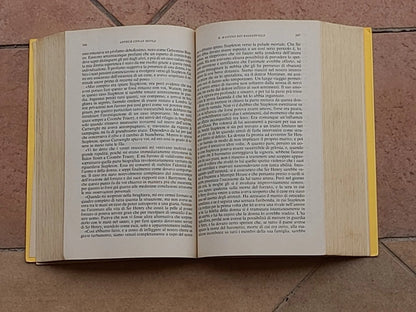 UNO STUDIO IN ROSSO - IL SEGNO DEI QUATTRO - IL MASTINO DEI BASKERVILLE - LA VALLE DELLA PAURA - LE AVVENTURE DI SHERLOCK HOLMES. COLLANA: I CLASSICI DEL GIALLO 2. ARTHUR CONAN DOYLE. MONDADORI EDITORE. RISTAMPA 2007.