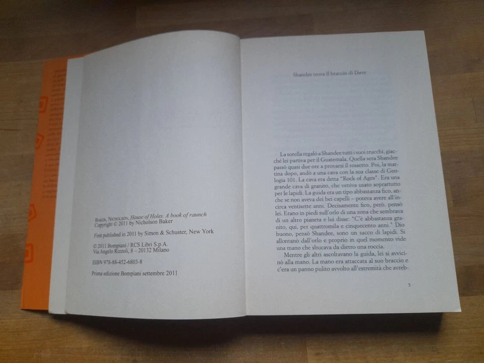 LA CASA DEI BUCHI. NICHOLSON BAKER. BOMPIANI EDITORE. 1° EDIZIONE BOMPIANI 2011. COLLANA: NARRATORI STRANIERI.