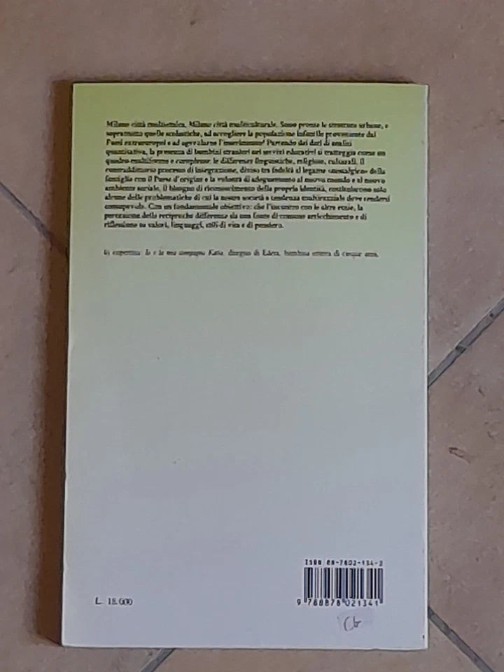 I COLORI DELL'INFANZIA. BAMBINI STRANIERI NEI SERVIZI EDUCATIVI. AA.VV. GUERINI E ASSOCIATI EDITORI. COLLANA: DIMENSIONI EDUCATIVE 4. 1° EDIZIONE  1990.