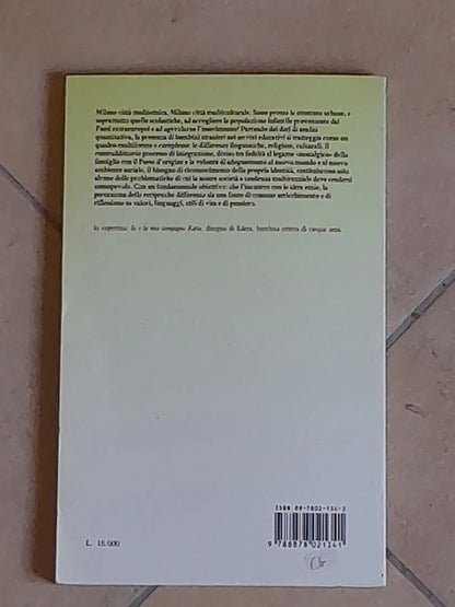 I COLORI DELL'INFANZIA. BAMBINI STRANIERI NEI SERVIZI EDUCATIVI. AA.VV. GUERINI E ASSOCIATI EDITORI. COLLANA: DIMENSIONI EDUCATIVE 4. 1° EDIZIONE  1990.