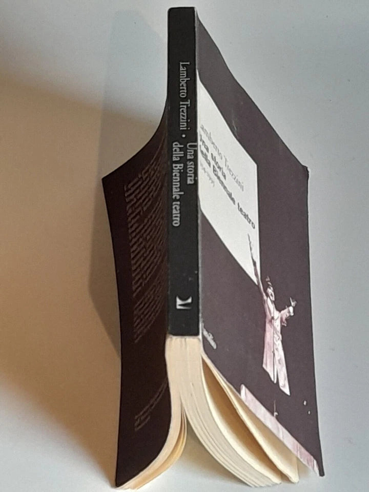 UNA STORIA DELLA BIENNALE TEATRO. 1934-1995. LAMBERTO TREZZINI. MARSILIO EDITORI. COLLANA: RICERCHE. RISTAMPA 1999.