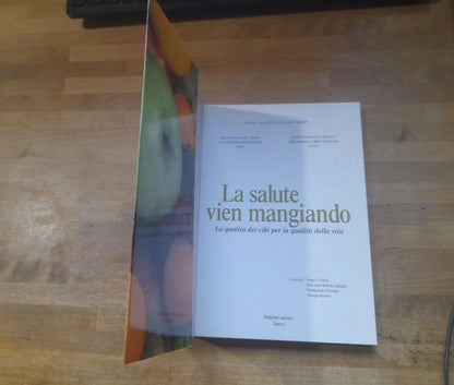 LA SALUTE VIEN MANGIANDO. LA QUALITA' DEI CIBI PER LA QUALITA' DELLA VITA. HABITAT EDITORI. AA.VV. 1° EDIZIONE 2002.