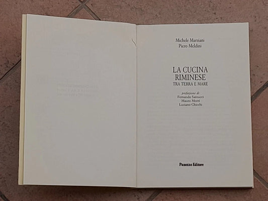 LA CUCINA RIMINESE TRA TERRA E MARE. MICHELE MARZIANI - PIERO MELDINII. PANOZZO EDITORE . 1° EDIZIONE 2005. COLLANA: MICROSTORIE 33.