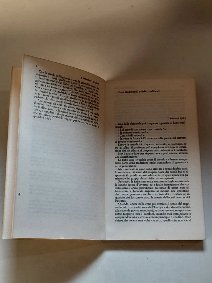 I BAMBINI LEGGONO. ROBERTO DENTI. EINAUDI EDITORE. 1° EDIZIONE 1978. COLLANA: GLI STRUZZI 174 SOCIETA' 10.