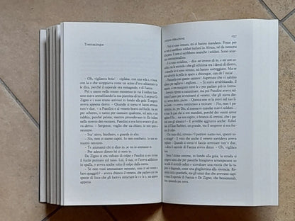 L' OTTAVA VIBRAZIONE. CARLO LUCARELLI. EINAUDI EDITORE. COLLANA: EINAUDI STILE LIBERO BIG. RISTAMPA 2008.