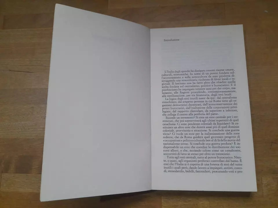L'ITALIA MANGIATA. VITTORIO EMILIANI. EINAUDI EDITORE. COLLANA: GLI STRUZZI 139 SOCIETA' 4.  1° EDIZIONE 1977.