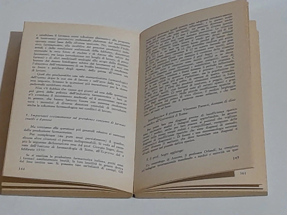 DI FARMACI SI MUORE. L'INQUINAMENTO DA FARMACI IN ITALIA. SERGIO SCARPA - LAURA CHITI.. EDITORI RIUNITI. 1° EDIZIONE 1975. COLLANA: VENTESIMO SECOLO 30.