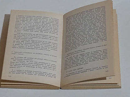 DI FARMACI SI MUORE. L'INQUINAMENTO DA FARMACI IN ITALIA. SERGIO SCARPA - LAURA CHITI.. EDITORI RIUNITI. 1° EDIZIONE 1975. COLLANA: VENTESIMO SECOLO 30.